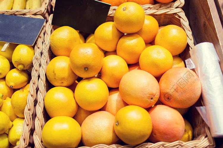 销售购物维生素c和健康食品的概念成熟的葡萄柚在篮子里的铭牌在杂货